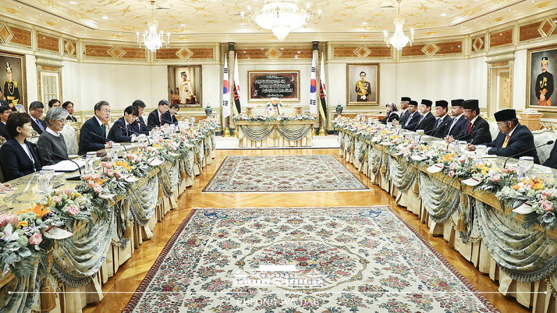 Korea-Brunei summit at the royal palace of Brunei