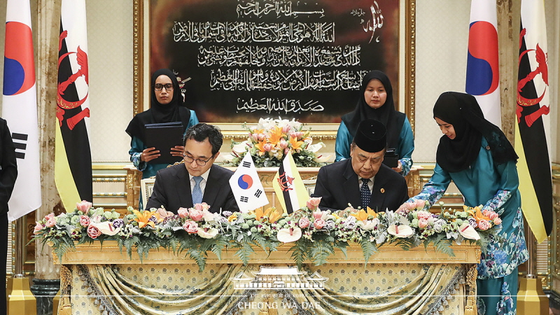 Attending Korea-Brunei MOU signing ceremony at the royal palace of Brunei