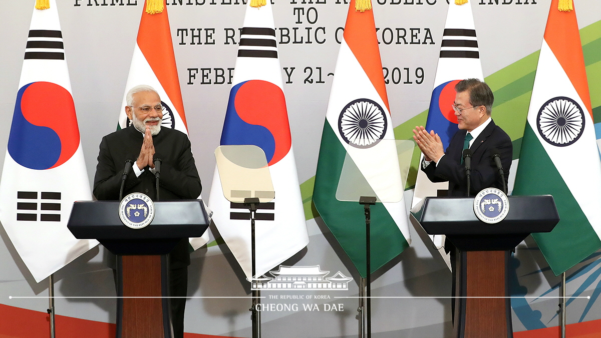 Holding a joint press conference after Korea-India summit at Cheong Wa Dae