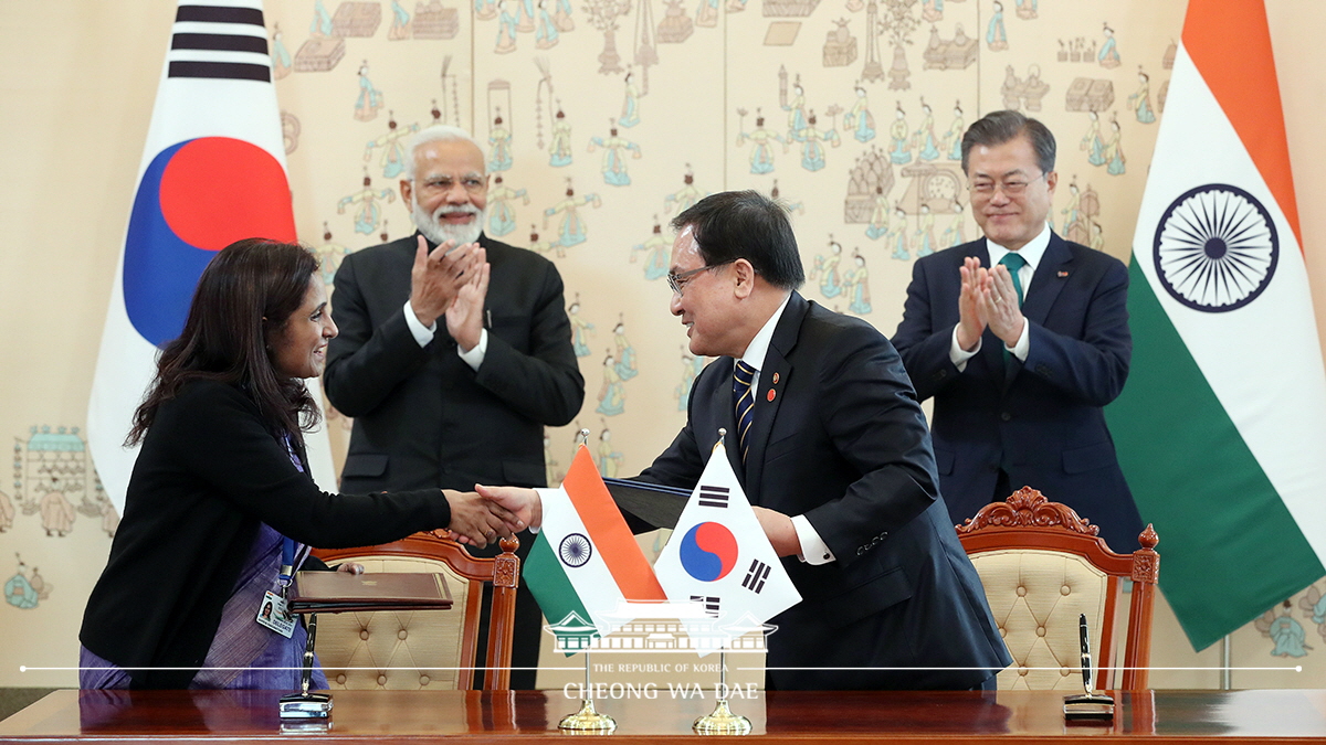 Attending the signing ceremony for Korea-India MOUs at Cheong Wa Dae