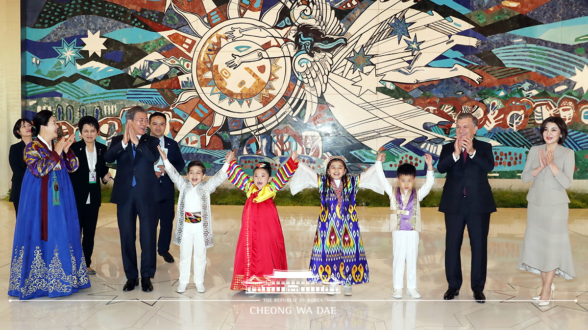 Attending a Korea-Uzbekistan joint cultural performance in Tashkent, Uzbekistan