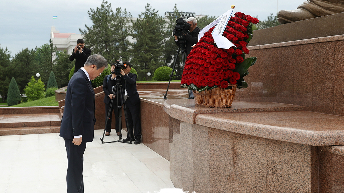 Laying a wreath at the Independence Monument in Tashkent, Uzbekistan