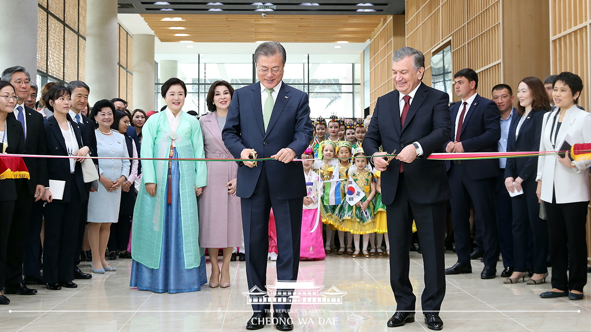 Attending the opening ceremony of the House of Korean Culture and Arts in Tashkent, Uzbekistan