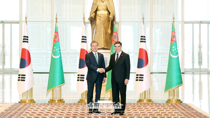 Posing for a commemorative photo with President of Turkmenistan Gurbanguly Berdimuhamedov and holding one-on-one talks at the Oguzkhan Presidential Palace in Ashgabat