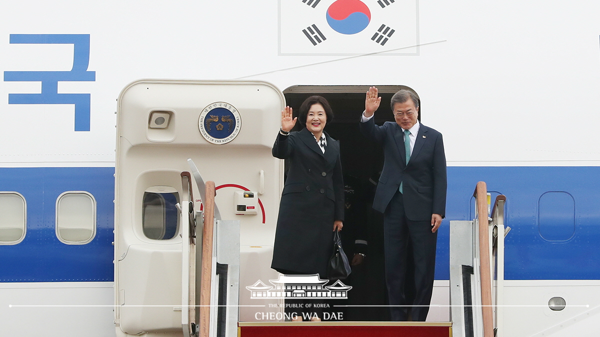 Departing from Seoul Air Base for a summit in the United States