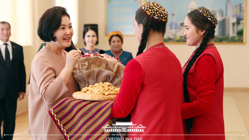 First Lady Kim Jung-sook visiting the D. Azadi Turkmen National Institute of World Languages in Ashgabat