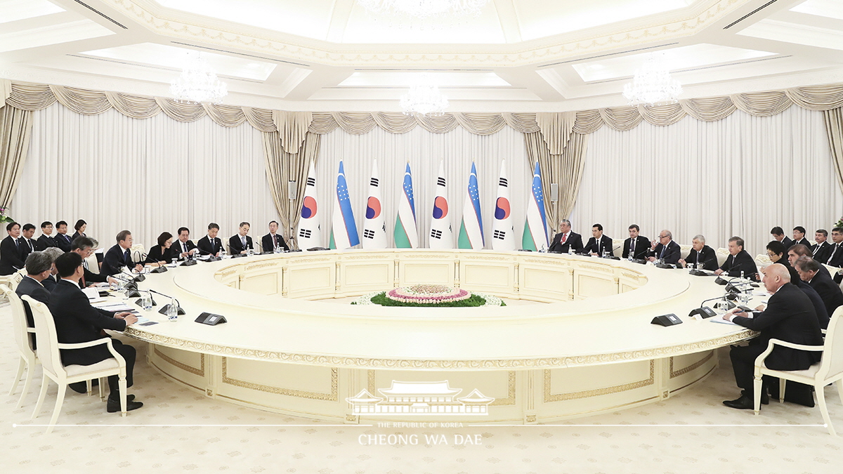 Korea-Uzbekistan expanded summit at the Kuksaroy Presidential Palace in Tashkent