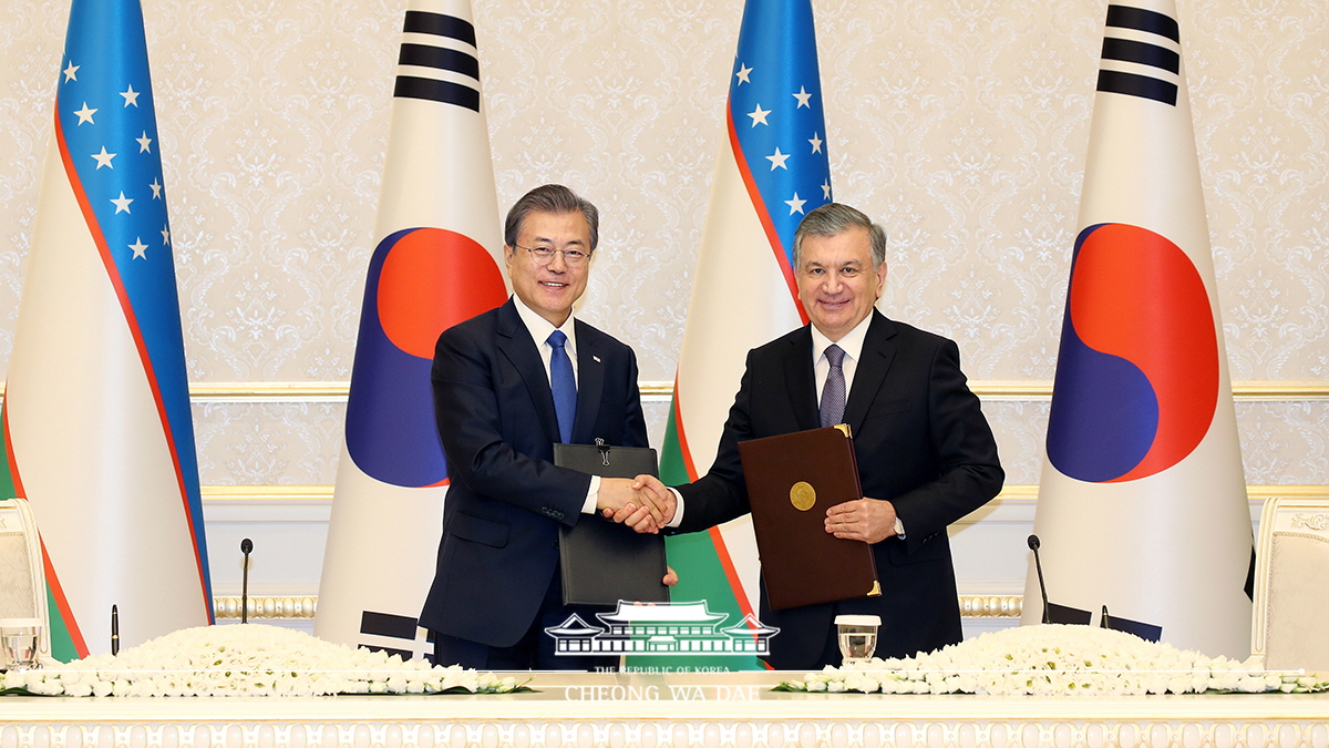 Korea-Uzbekistan MOU signing ceremony and joint press conference at the Kuksaroy Presidential Palace in Tashkent