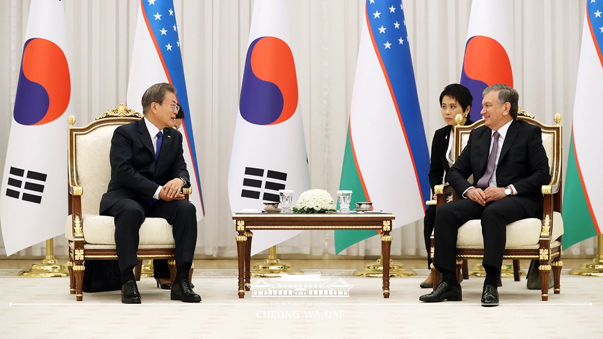 Korea-Uzbekistan one-on-one summit at the Kuksaroy Presidential Palace in Tashkent