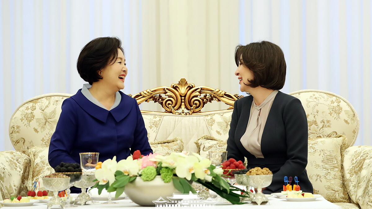 First Lady Kim Jung-sook meeting with Uzbek First Lady Ziroatkhon Hoshimova