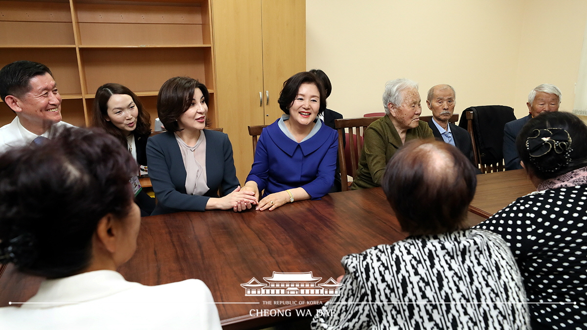 First Lady Kim Jung-sook visiting the Arirang Nursing Home on the outskirts of Tashkent, Uzbekistan