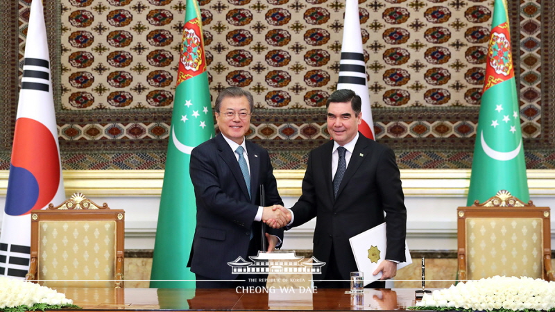 Signing ceremony for Korea-Turkmenistan MOUs at the Oguzkhan Presidential Palace in Ashgabat