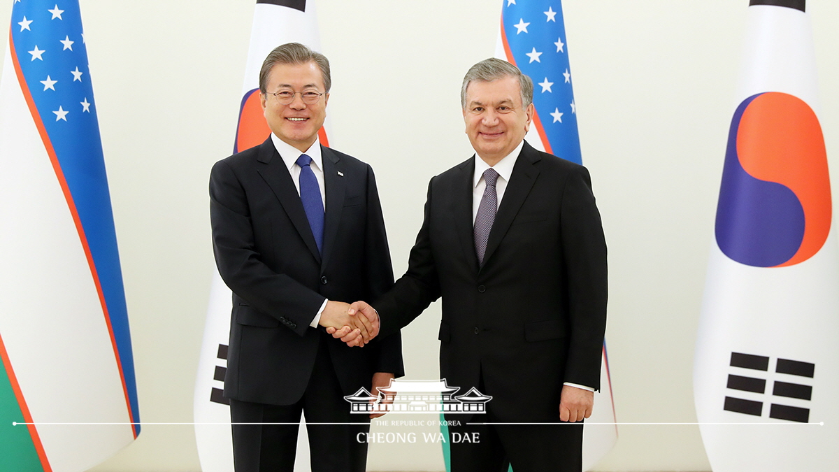 Posing for commemorative photos with Uzbek President Shavkat Mirziyoyev and First Lady Ziroatkhon Hoshimova