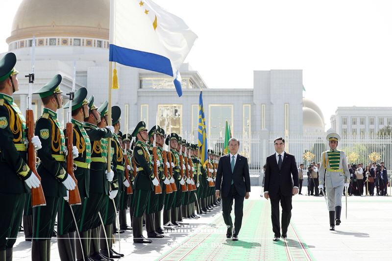 Attending the official welcoming ceremony in Turkmenistan