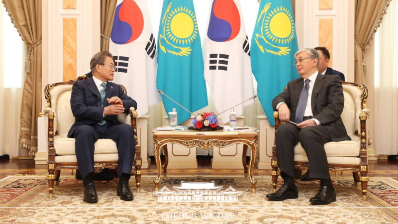 Posing for a commemorative photo with Kazakh President Kassym-Jomart Tokayev before the Korea-Kazakhstan one-on-one summit at the Ak Orda Presidential Palace in Nur-Sultan