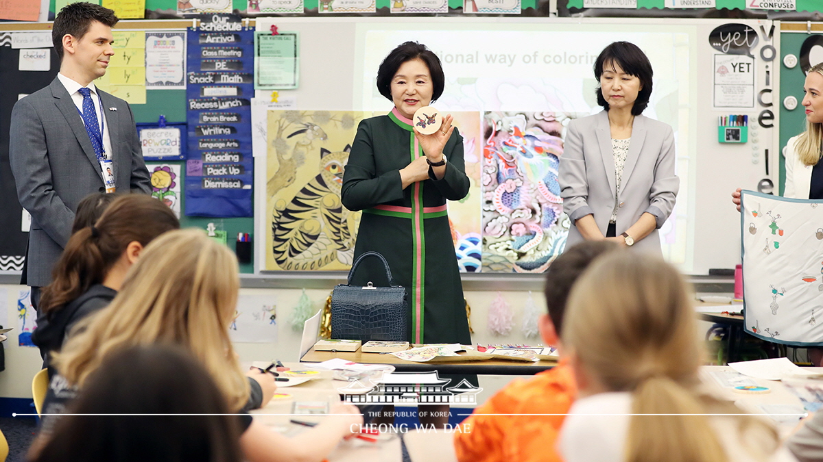 First Lady Kim Jung-sook observing a Korean culture class at F.S. Key Elementary School in Washington, D.C.