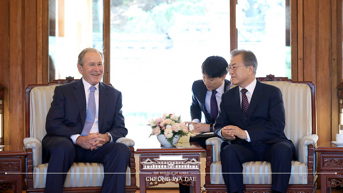 Meeting with former U.S. President George W. Bush at Cheong Wa Dae