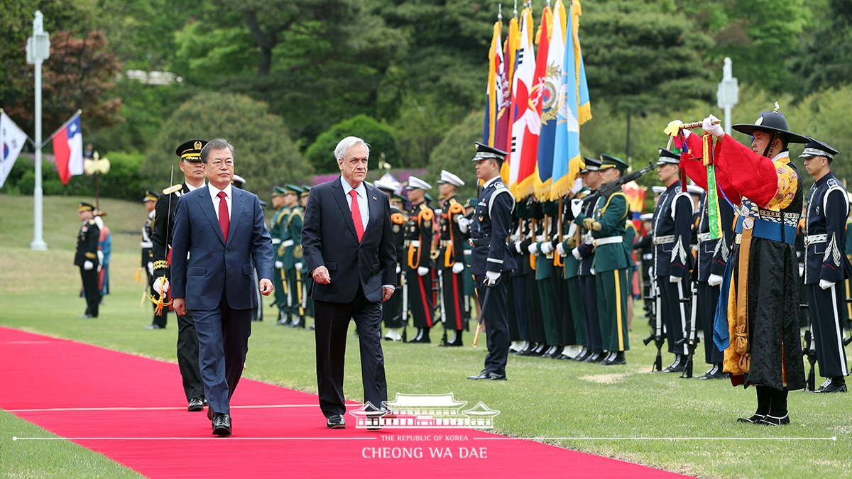 Attending the official Cheong Wa Dae welcoming ceremony for Chilean President Sebastián Piñera and First Lady María Cecilia Morel Montes on their state visit