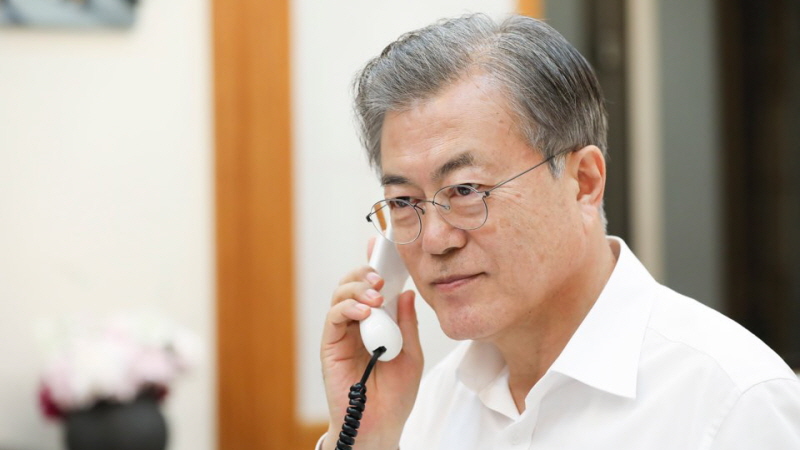 Speaking by phone with HH Sheikh Mohammed bin Zayed Al-Nahyan, the Crown Prince of Abu Dhabi, at Cheong Wa Dae