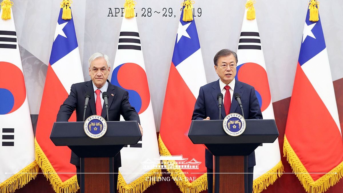 Holding a joint press conference following the Korea-Chile summit at Cheong Wa Dae