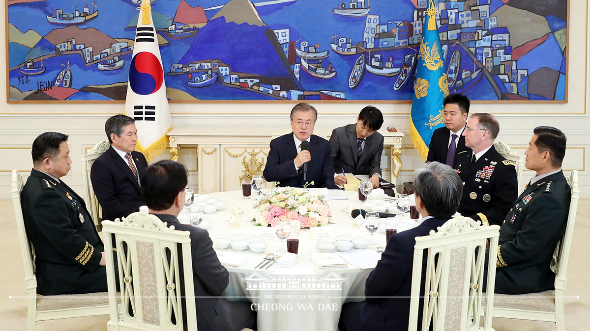 Meeting with ROK and U.S. military commanding officers at Cheong Wa Dae