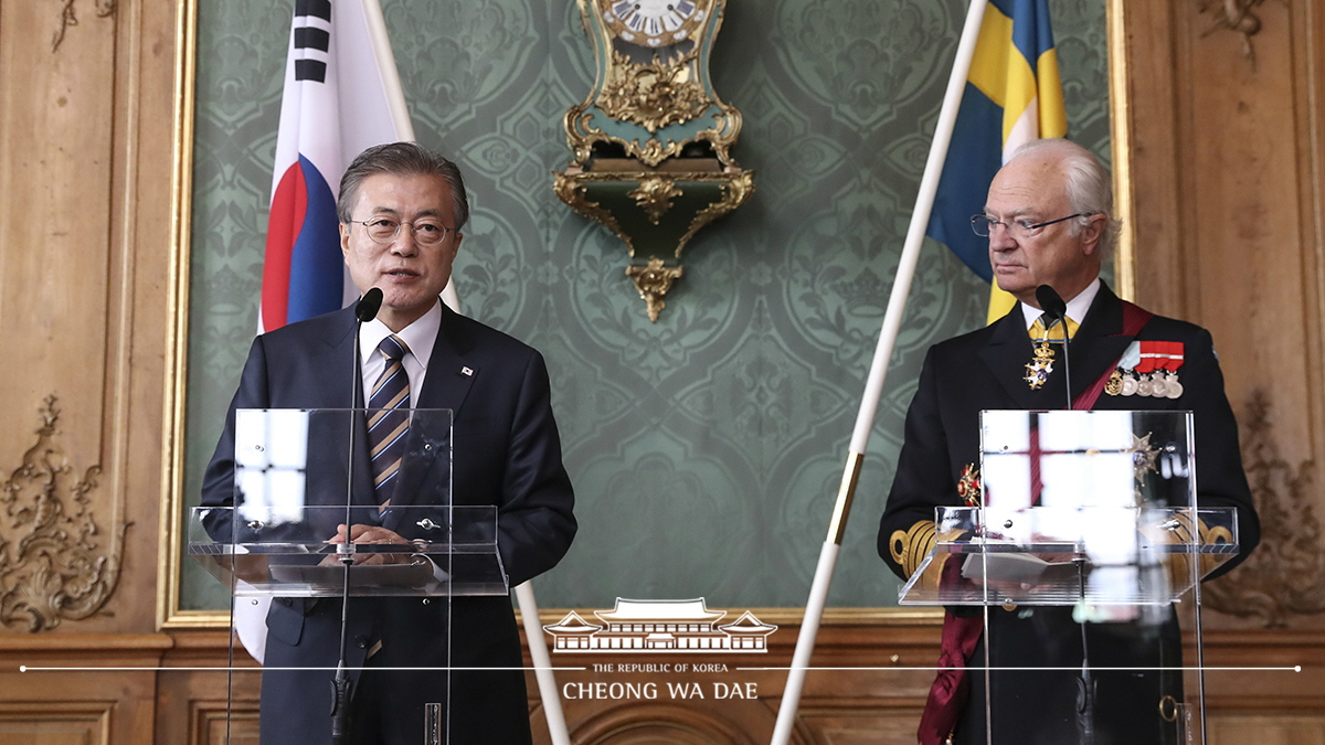 Greeting members of the press corps at the Royal Palace in Stockholm