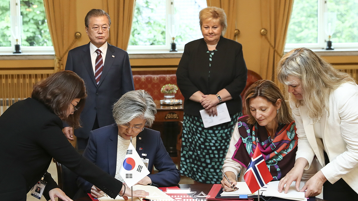 Attending a Korea-Norway MOU signing ceremony in Oslo