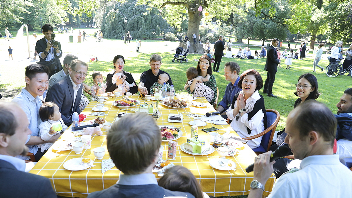 First Lady Kim Jung-sook meeting with "latte papas," a Swedish term for fathers taking a parental leave to look after their children