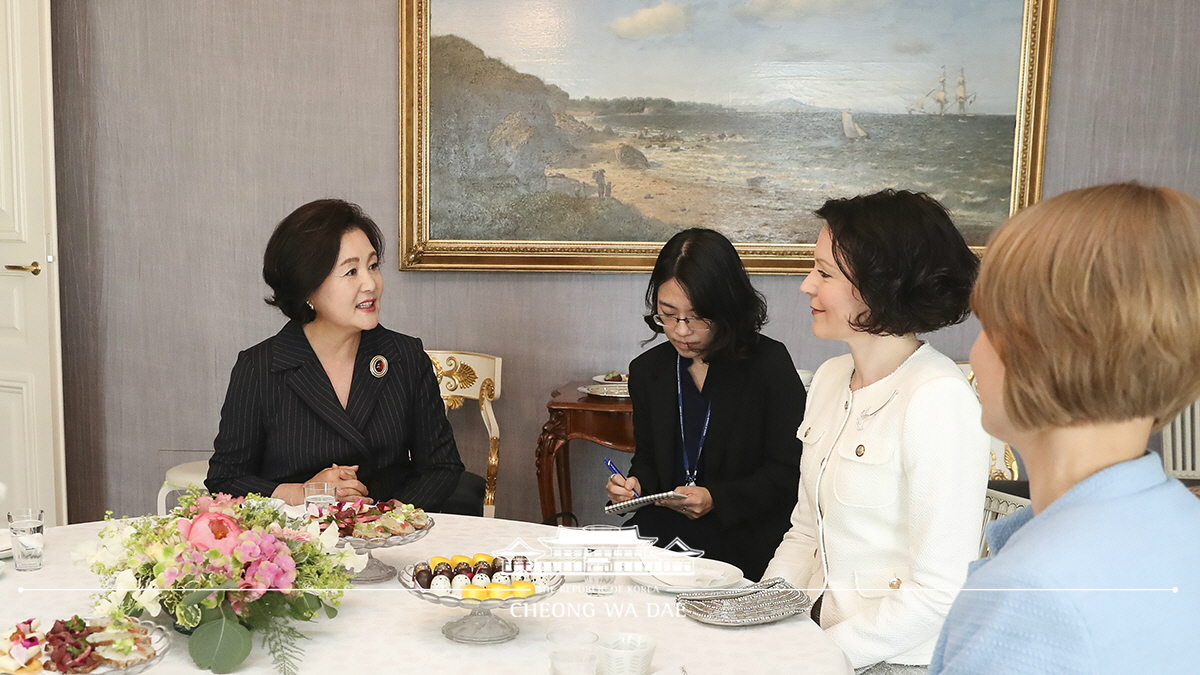 First Lady Kim Jung-sook conversing with First Lady of Finland Jenni Elina Haukio at the Presidential Palace in Helsinki, Finland