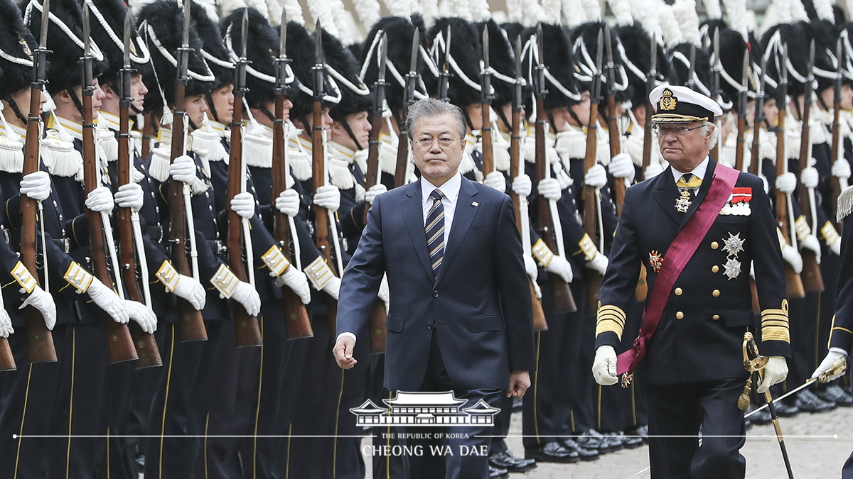 Attending the official welcoming ceremony and posing for a commemorative photo at the Royal Palace in Stockholm, Sweden