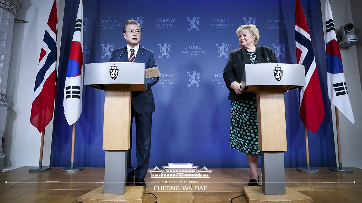 Holding a joint press conference following the Korea-Norway summit in Oslo