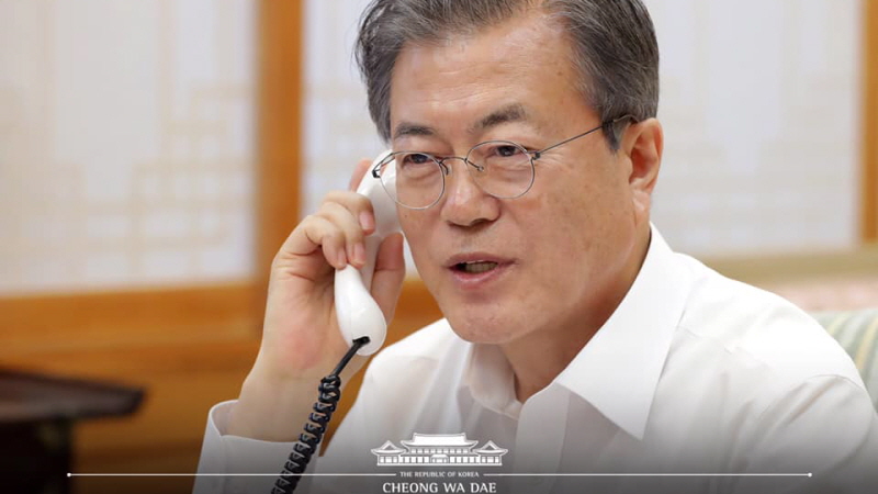 Speaking by phone with Indian Prime Minister Narendra Modi at Cheong Wa Dae