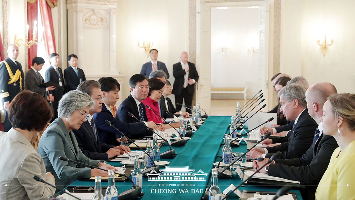 Attending the Korea-Finland expanded summit at the Presidential Palace in Helsinki