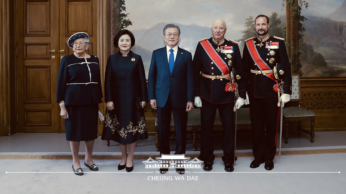 Attending the official welcoming ceremony at the Palace Square and posing for commemorative photos in Oslo, Norway