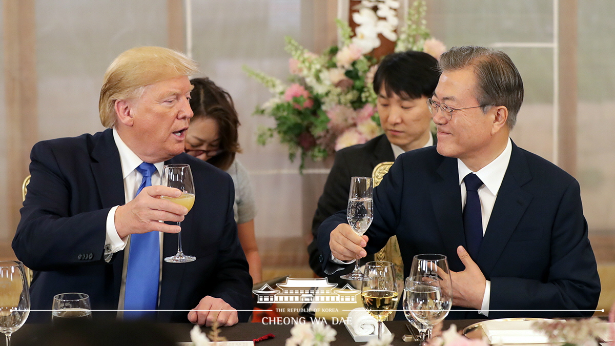 Attending a welcoming dinner for U.S. President Donald Trump on his official visit to Korea at Cheong Wa Dae