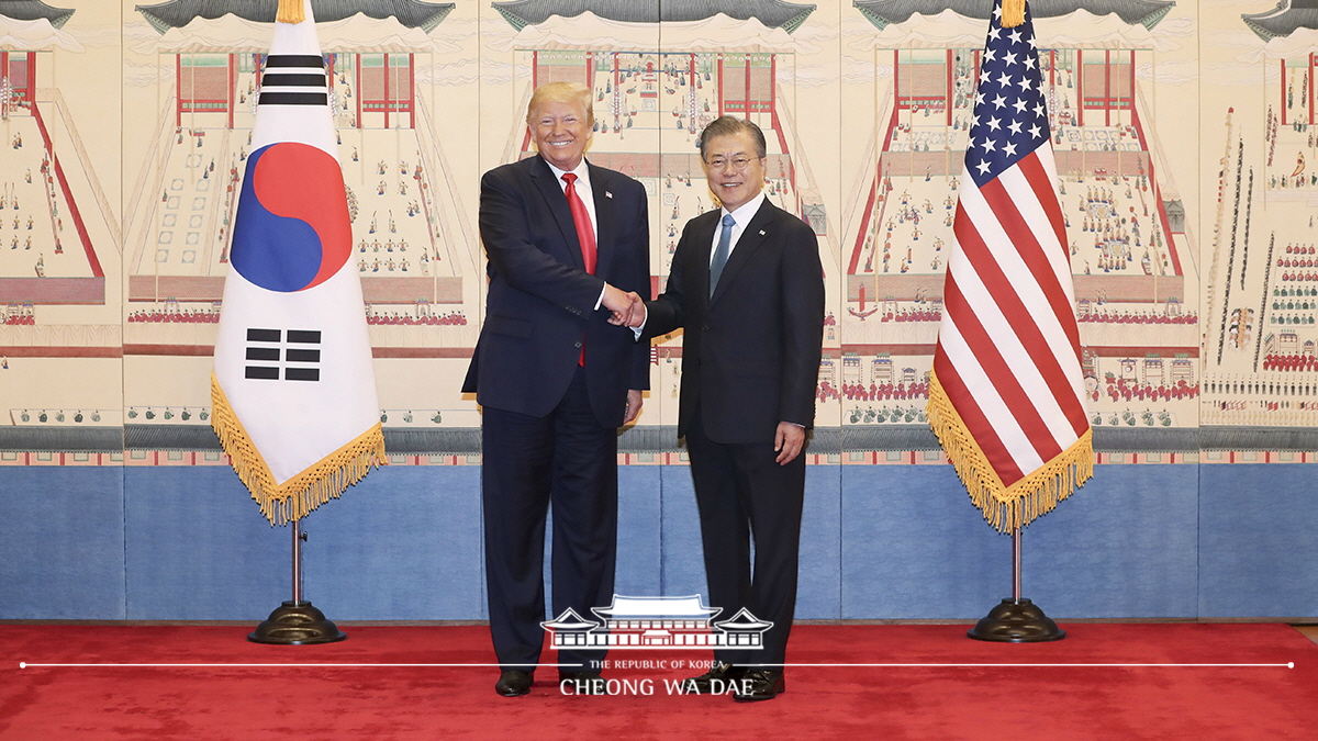 Welcoming U.S. President Donald Trump, watching President Trump signing the guestbook and posing for a commemorative photo at Cheong Wa Dae