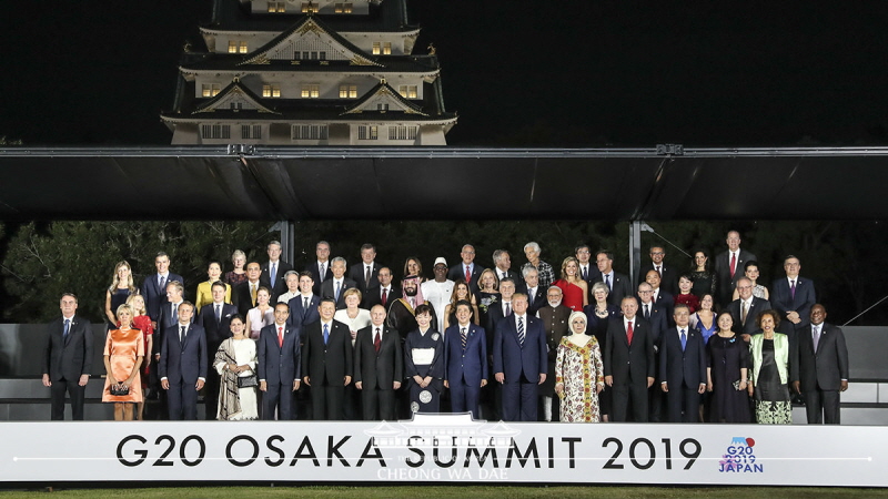 Posing for the G20 group photo and attending the Leaders’ Dinner at Osaka Geihinkan in Osaka Castle Nishinomaru Garden