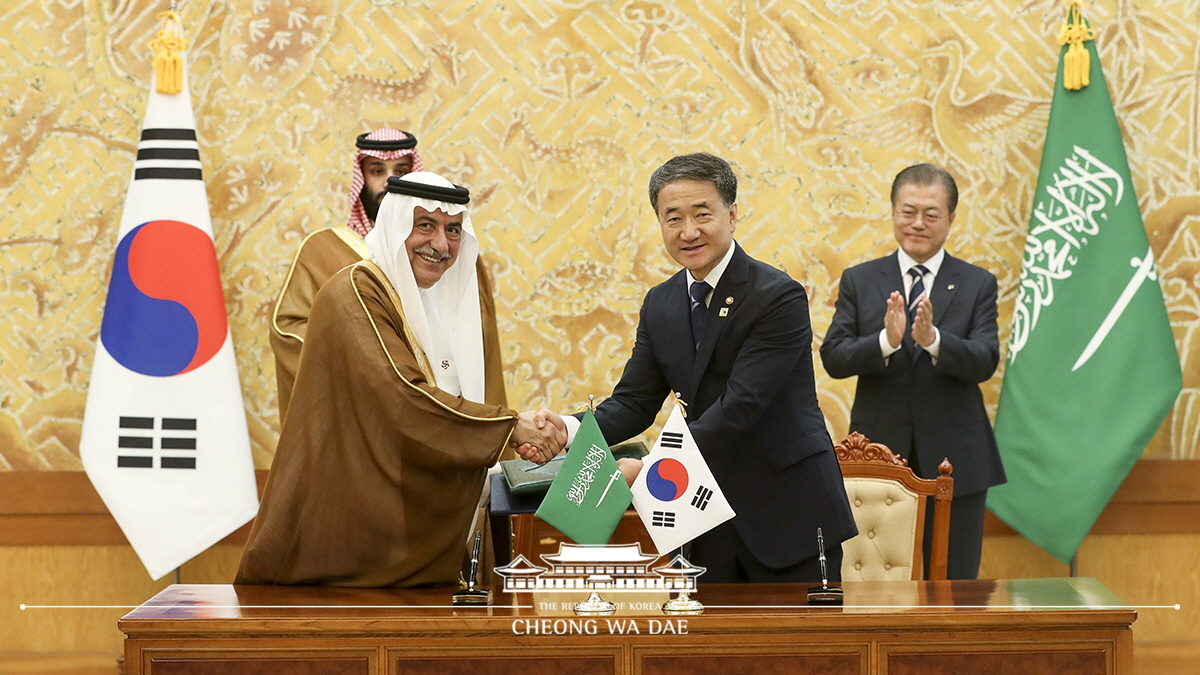 Attending a signing ceremony for MOUs between Korea and Saudi Arabia at Cheong Wa Dae