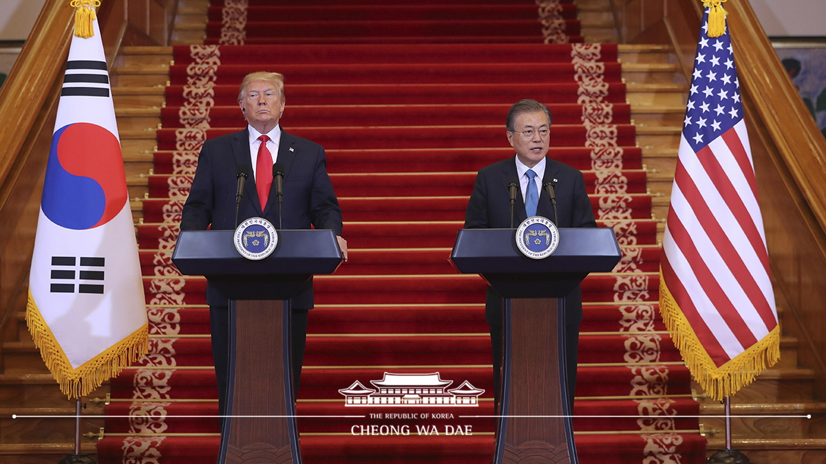 Holding a joint press conference after the Korea-U.S. summit at Cheong Wa Dae