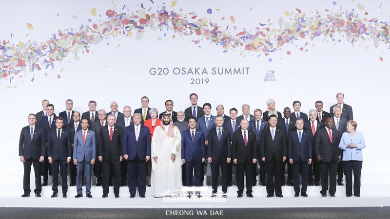 Attending the G20 Summit official welcoming ceremony and posing for a group photo