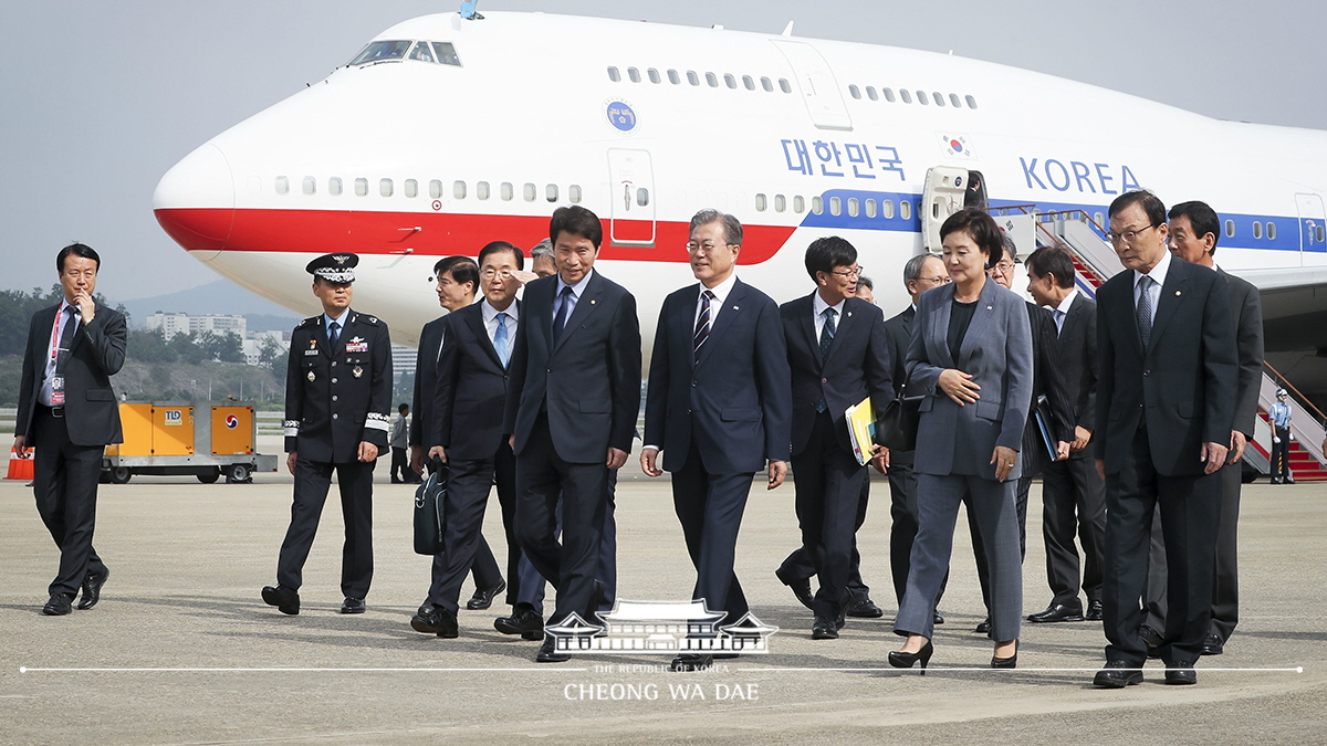 Arriving at Seoul Air Base after attending the G20 Osaka Summit in Japan