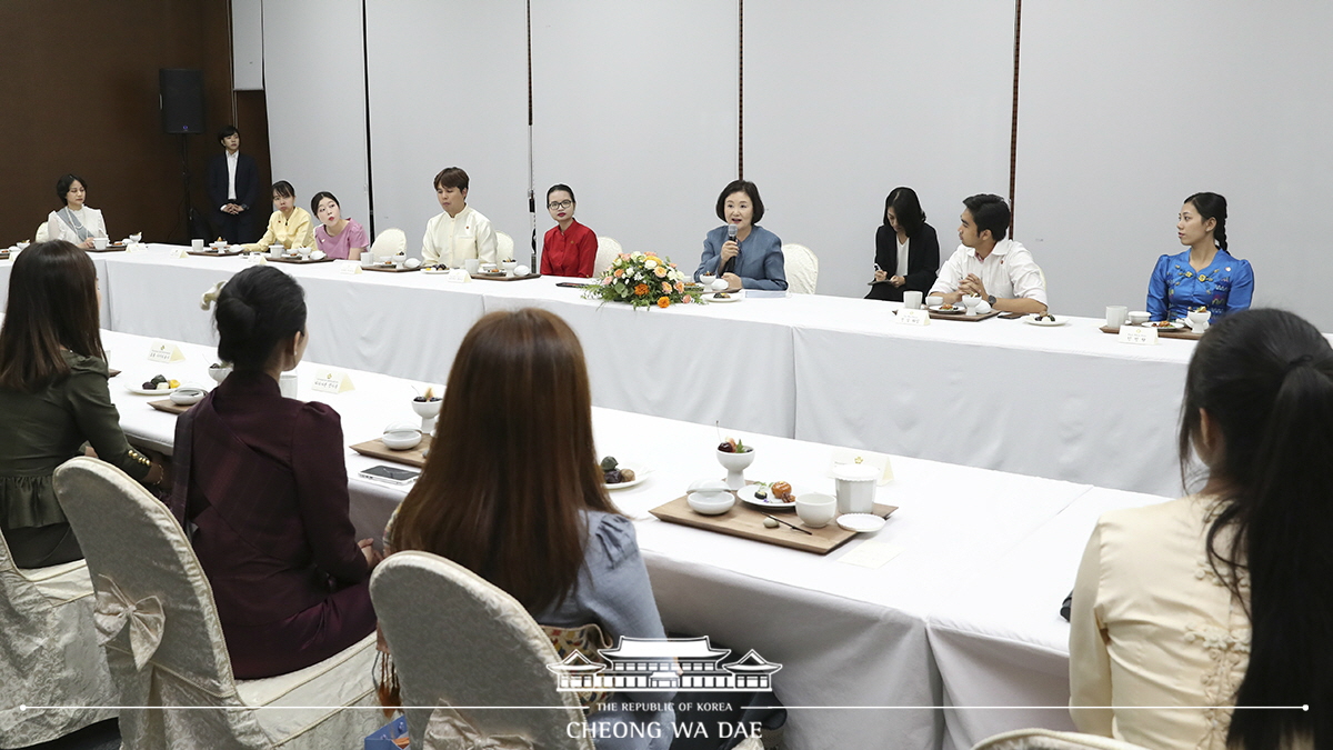 First Lady Kim Jung-sook participating in a meeting with foreign students from three ASEAN nations – Thailand, Myanmar and Laos – at the ASEAN Culture House in Busan