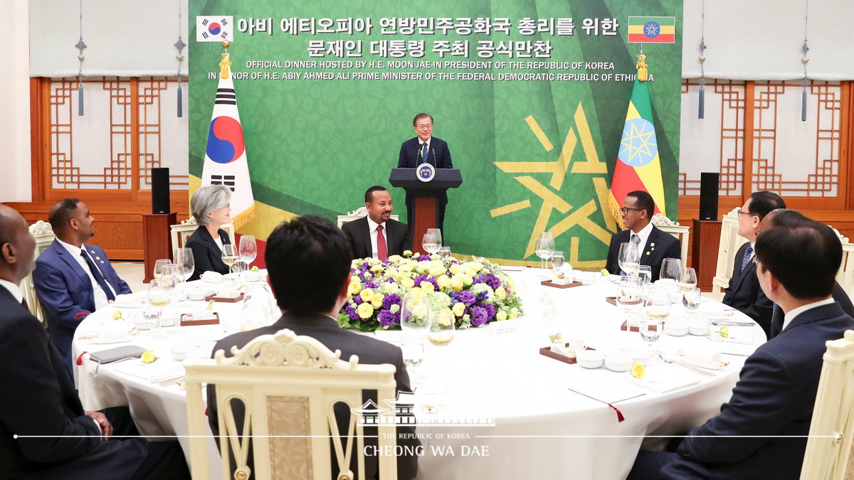 Attending an official dinner for Ethiopian Prime Minister Abiy Ahmed Ali at Cheong Wa Dae