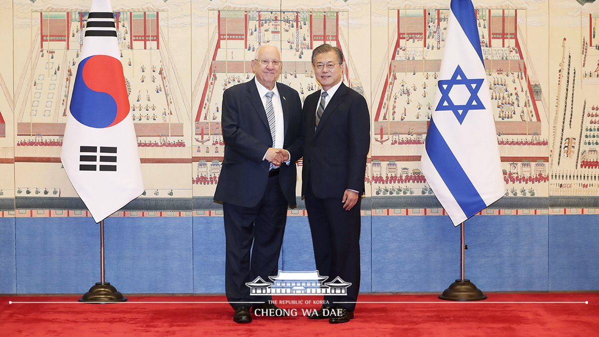 Welcoming Israeli President Reuven Rivlin to Cheong Wa Dae and posing for commemorative photos