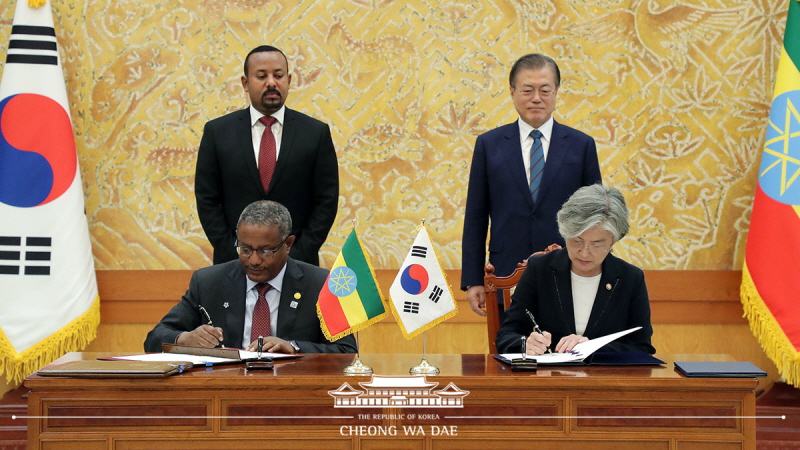 Attending a signing ceremony for agreements and MOUs between Korea and Ethiopia at Cheong Wa Dae