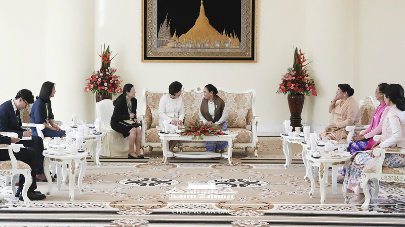 First Lady Kim Jung-sook meeting with Myanmar’s First Lady Daw Cho Cho at the Presidential Palace in Nay Pyi Taw, Myanmar