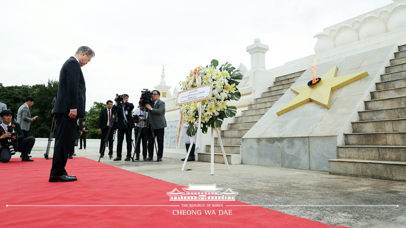 Laying a wreath at the Unknown Soldier’s Monument in Vientiane, Laos