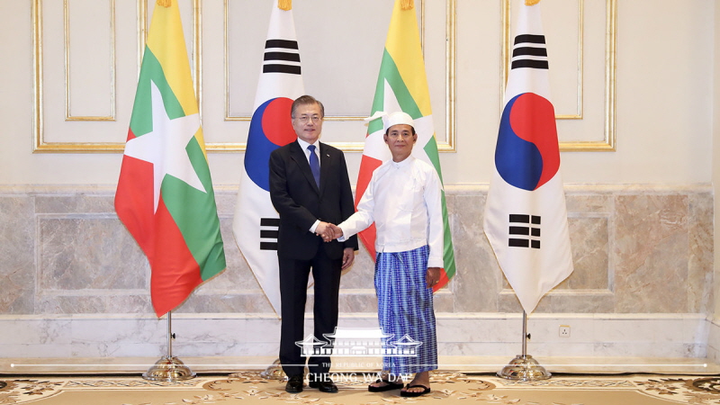 Signing the guestbook and posing for commemorative photos at the Presidential Palace in Nay Pyi Taw, Myanmar