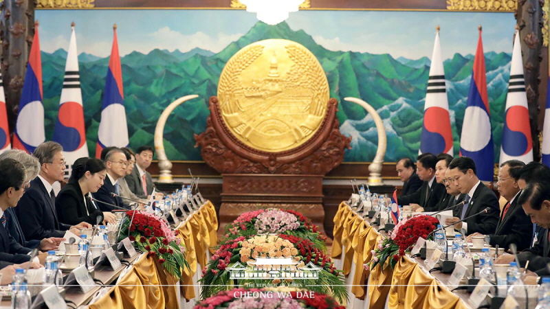 Attending the Korea-Laos summit at the Presidential Palace in Vientiane