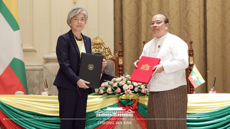 Attending the MOU and agreement signing ceremony between Korea and Myanmar at the Presidential Palace in Nay Pyi Taw